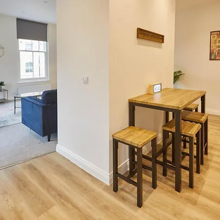 Host & - Cornerhouse Apartment