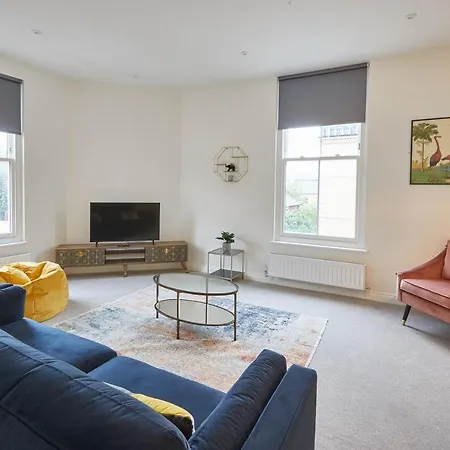 Host & - Cornerhouse Apartment