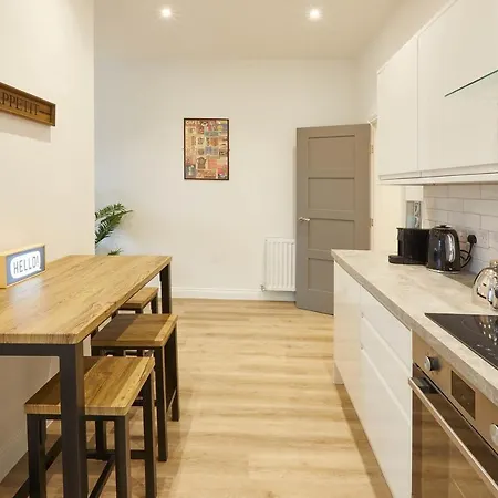 Apartment Host & - Cornerhouse *
